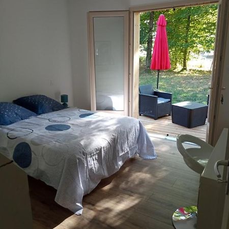 Chambre Au Calme Entouree Par La Nature. Saint-Leon-sur-Vezere Luaran gambar